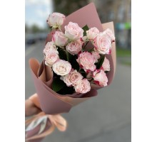 Комплимент из розовых кустовых роз